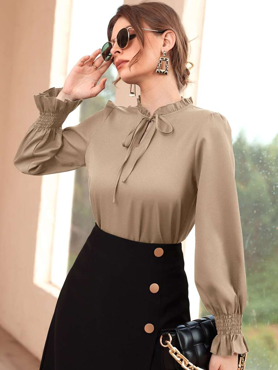 Modelyn 打褶荷葉袖木耳邊繫帶領襯衫 - 卡其色 - 查看 1