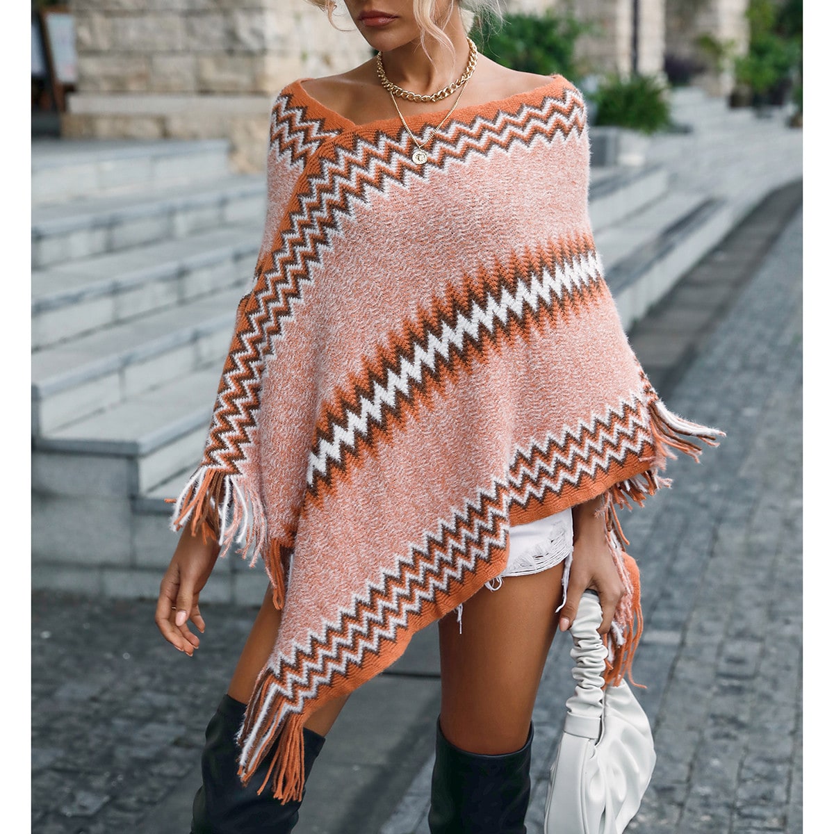 Пончо с шевронным узором с бахромой вязаный