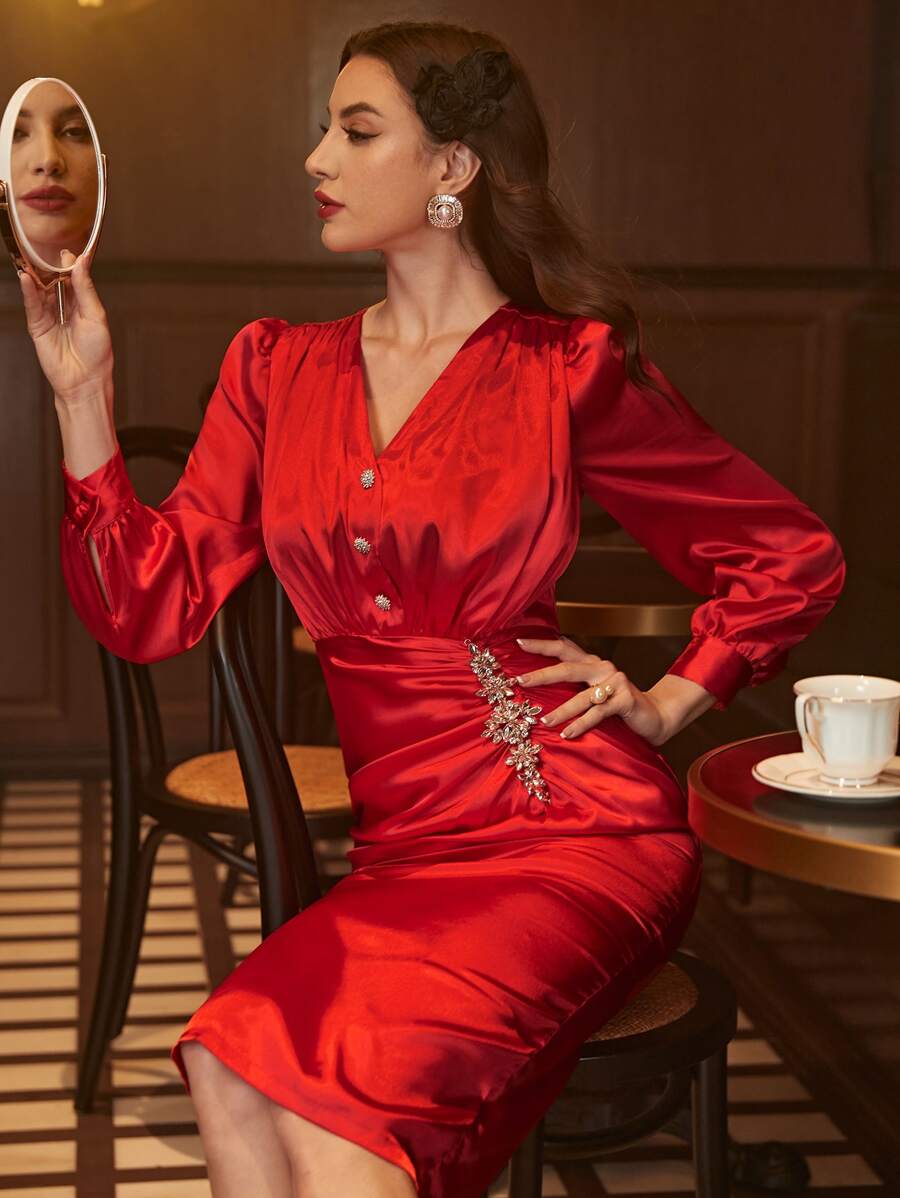 Modelyn فستان اكمام منتفخة شق خلفي ثنية بتفاصيل حجر الراين ساتان