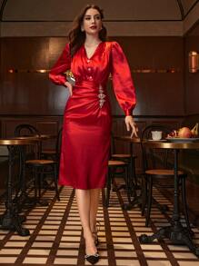 Modelyn فستان اكمام منتفخة شق خلفي ثنية بتفاصيل حجر الراين ساتان