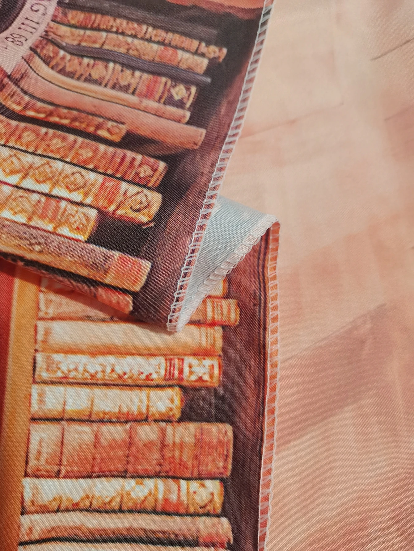 Tapisserie à motif de livre