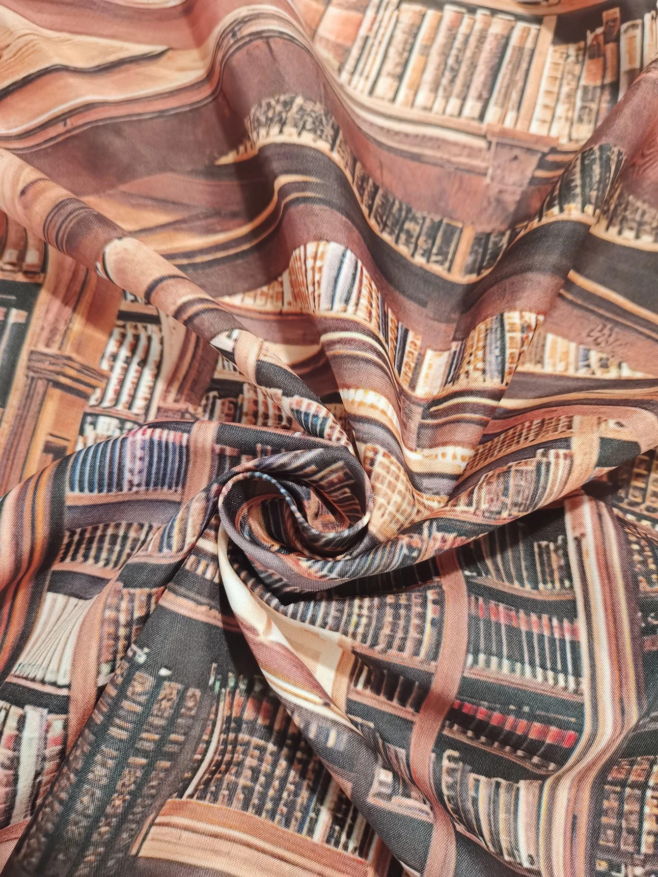 Tapisserie à motif de livre