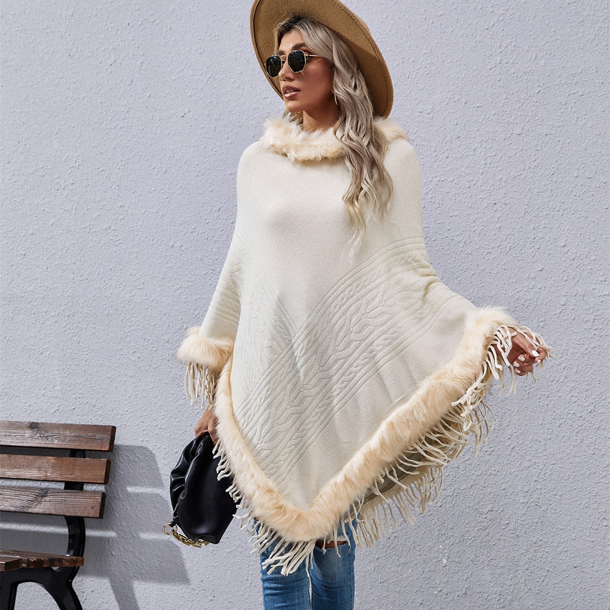 Пончо из плюша с отделкой с бахромой вязаный