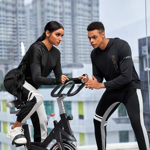 

Спортивная футболка с текстовым принтом с капюшоном для мужчины, Чёрный