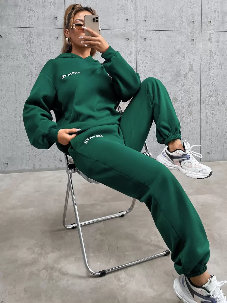 SHEIN Unity con estampado de letra de hombros caídos Capucha & Pantalones deportivos - Verde Oscuro - Ver 1