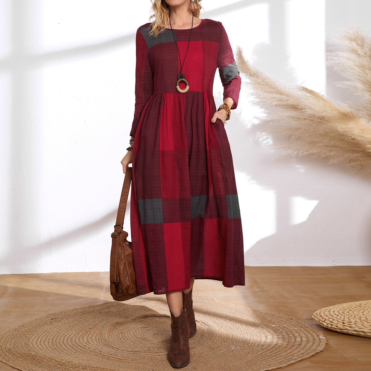 Контрастное платье с карманом