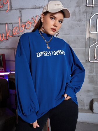 مقاس كبير بلوفر بطباعة أحرف ياقة مستديرة منخفض الاكتاف