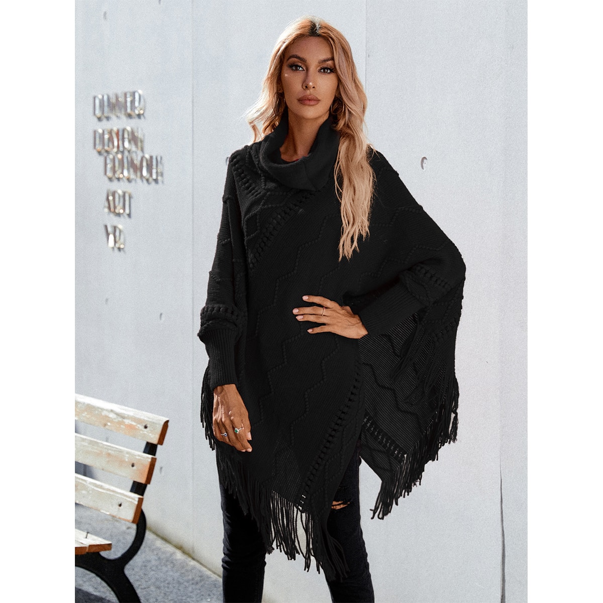 Пончо с бахромой с высоким воротником вязаный