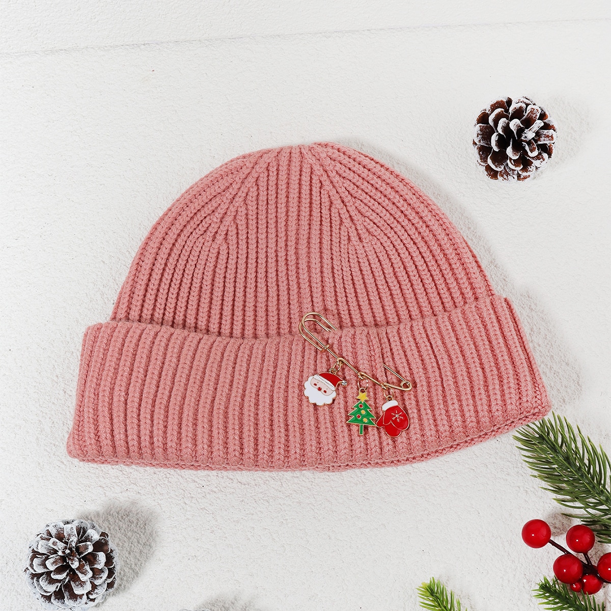 Шапка-бини с английской булавкой