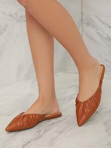 Mules planos de punta minimalista