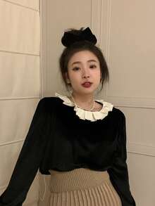Blus Beludru dengan Kerah Kontras dan Kancing di Bagian Depan - Hitam - View 1