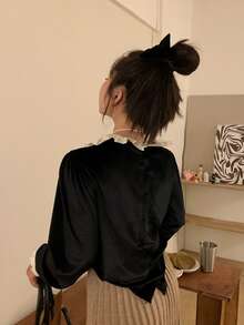 Blus Beludru dengan Kerah Kontras dan Kancing di Bagian Depan - Hitam - View 2