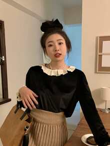 Blus Beludru dengan Kerah Kontras dan Kancing di Bagian Depan - Hitam - View 3