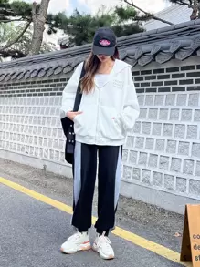 DAZY Áo hoodie có khóa kéo thả vai họa tiết chữ, áo dài tay - trắng - Xem 6