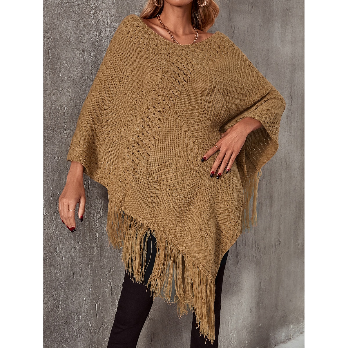 Пончо с шевронным узором текстурированный с бахромой вязаный