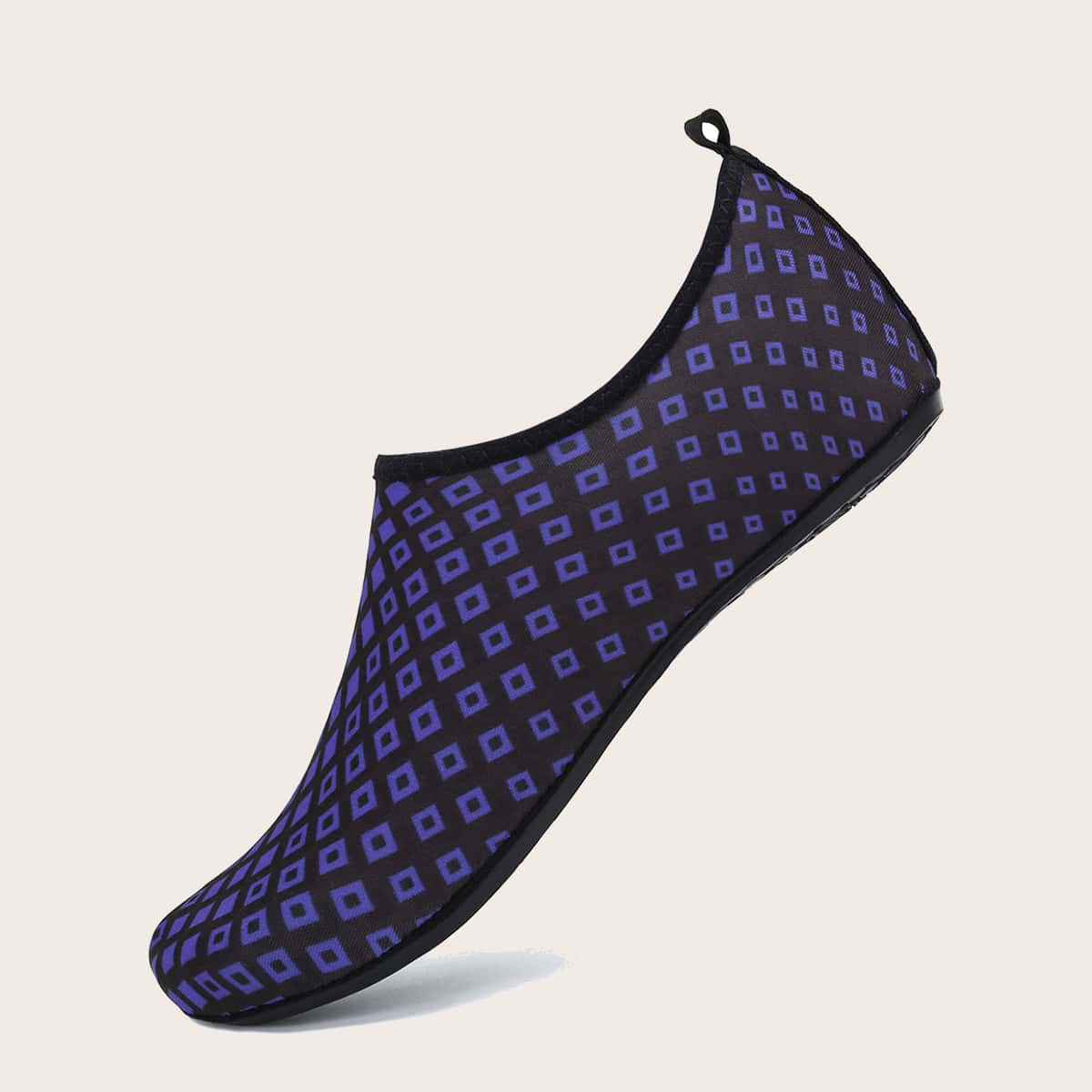 Акваобувь с геометрическим принтом