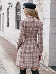 Simplee فستان بليزر مربعات ملونة صف ازرار مزدوجة بتفاصيل رفرف ملتوي حزام