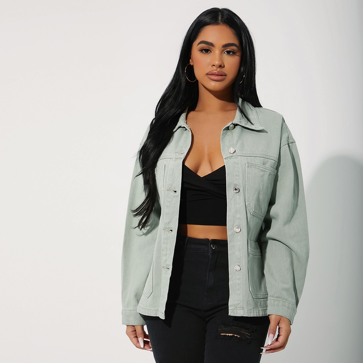 Джинсовая куртка с карманом на пуговицах