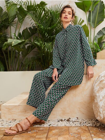 بلوزة بأزرار أمامية بطباعة جيو مع بنطلون واسع الساق