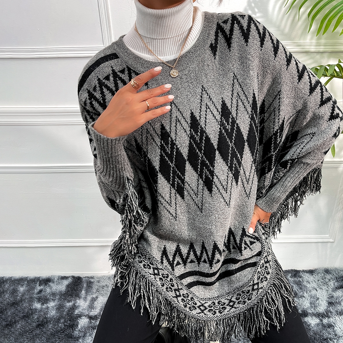 Пончо с шевронным узором с бахромой в рубчик