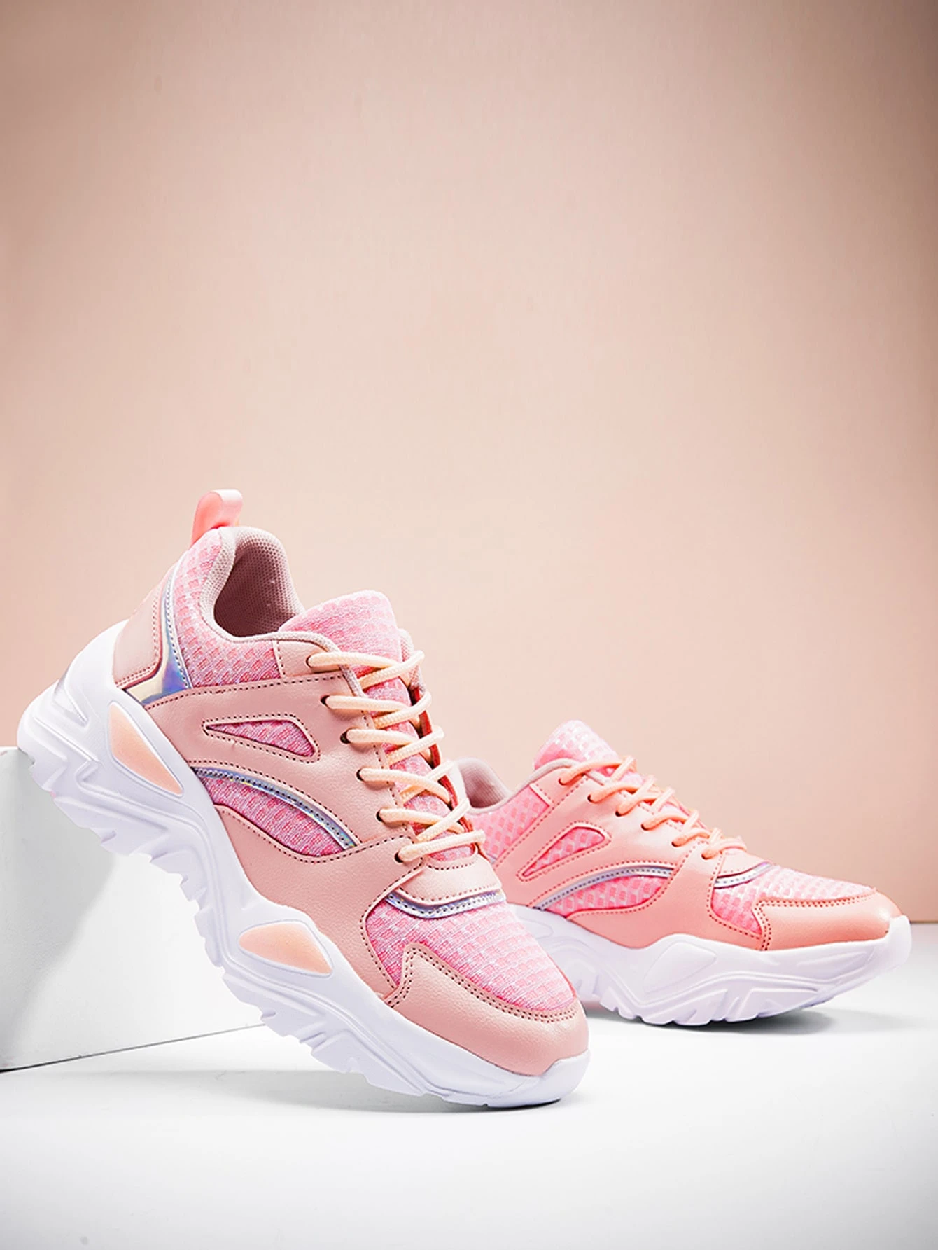 Zapatillas Chunky Con Plataforma Y Diseño Holografico Zapatillas Chunky Con Plataforma Y Diseño Holografico