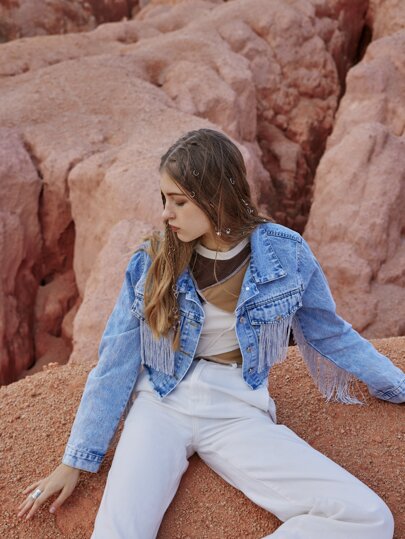 جاكيت دينيم قصير بتفاصيل هدب بحافة خام