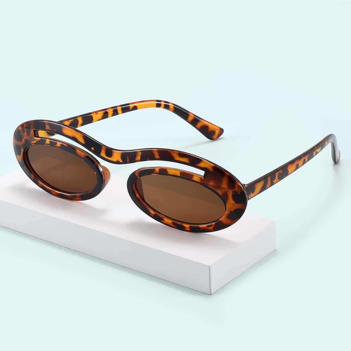 Солнцезащитные очки в овальной оправе