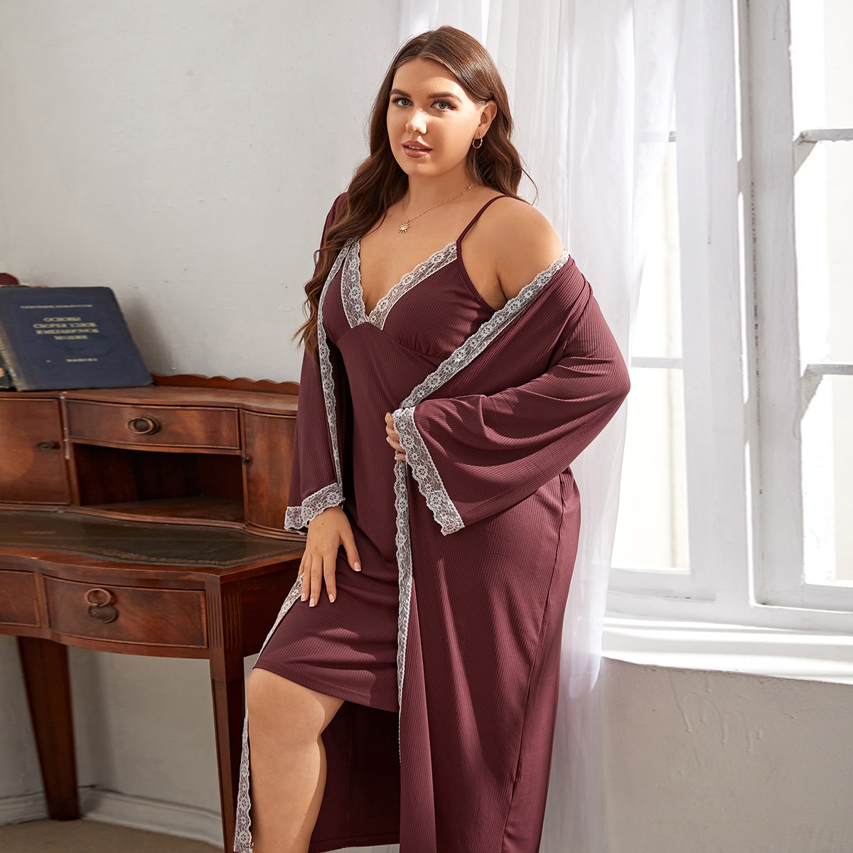 размера плюс кружевом с контрастной отделкой в рубчик Халат для сна Набор