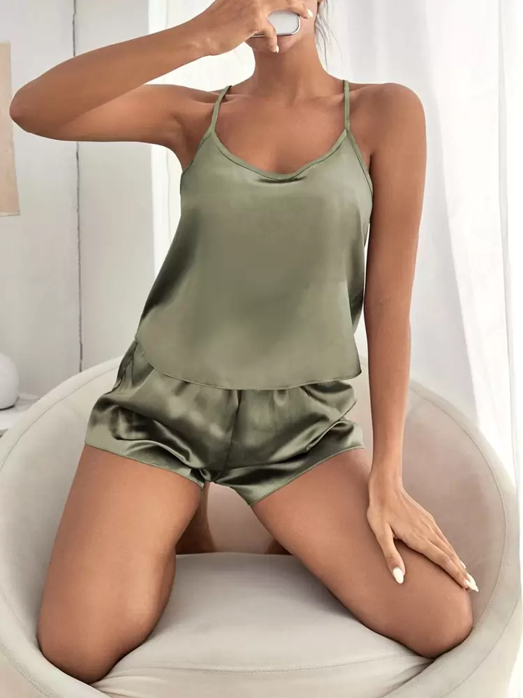 طقم بيجامة مكون من توب كامي من الساتان والشورت - اخضر زيتون - مشاهدة 3