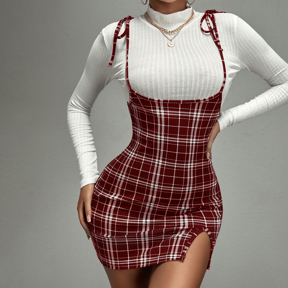 Платье в клетку с узлом на плечах