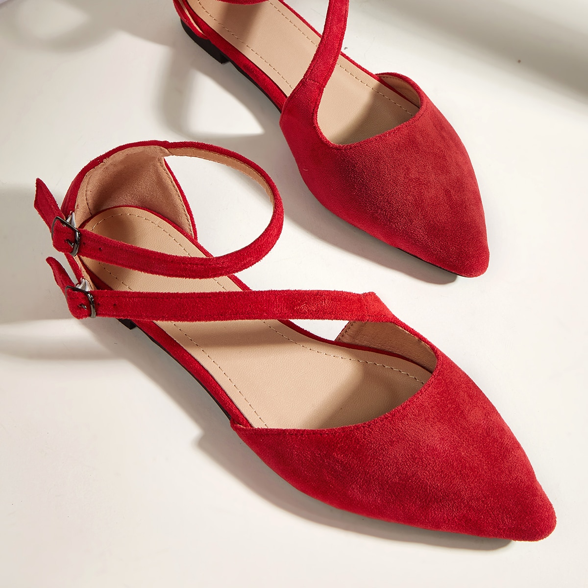 Балетки с ремешком на щиколотке из замши