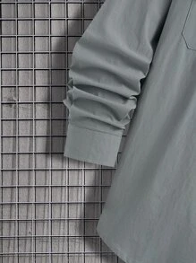 Manfinity Homme 男士1入組翻蓋口袋前排扣襯衫 - 灰色 - 查看 4