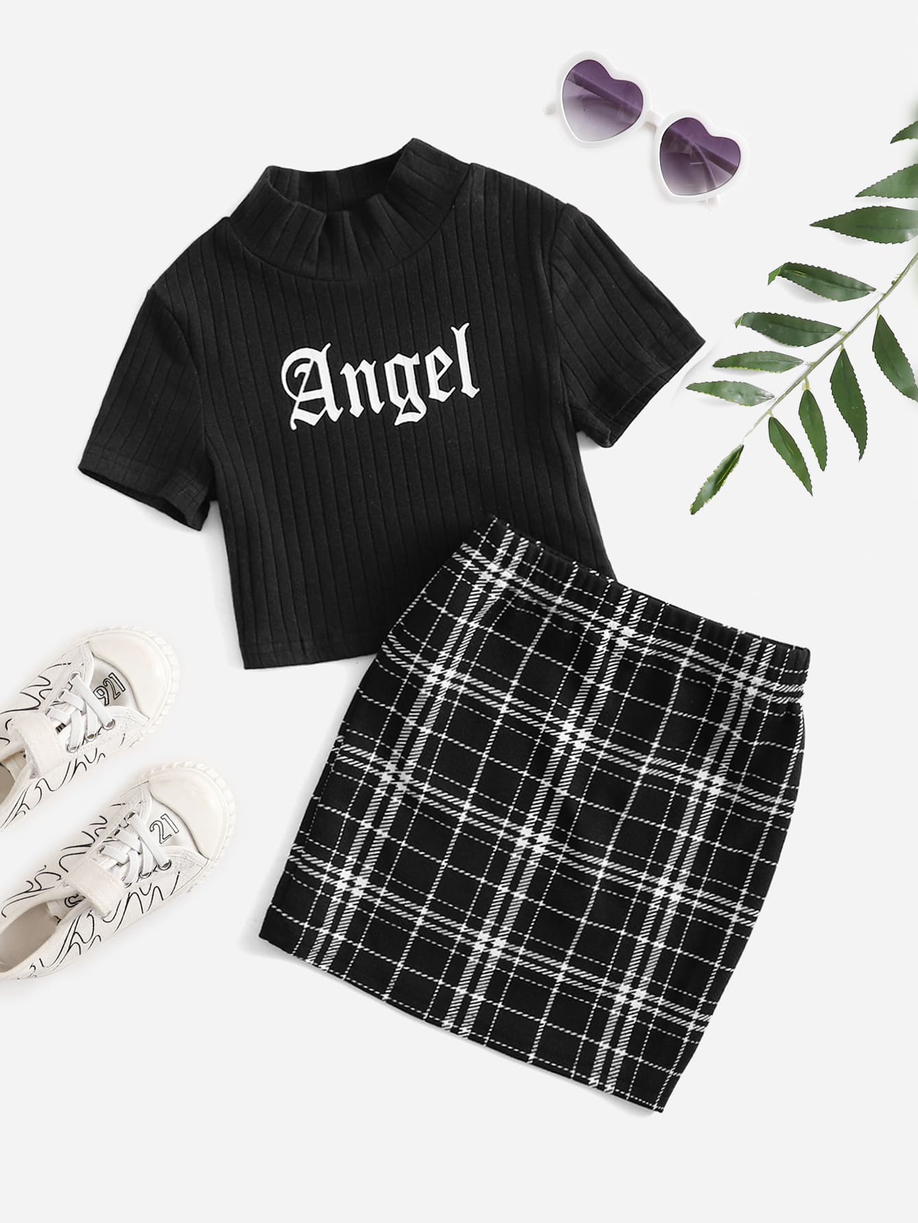 SHEIN 少女字母圖形領高領t恤和格紋裙