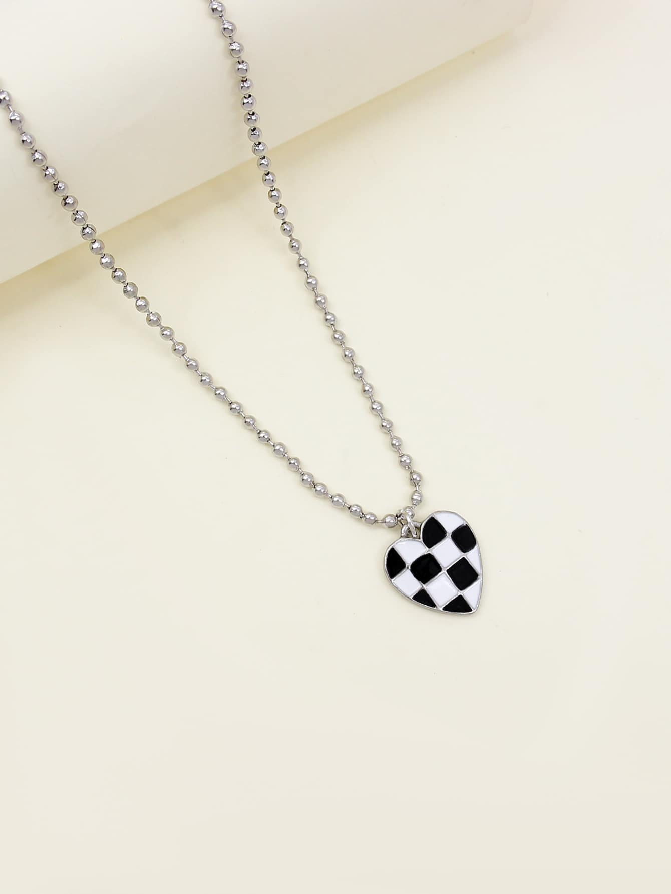 Kẻ caro in hình trái tim charm vòng cổ - Đen và trắng - Xem 1