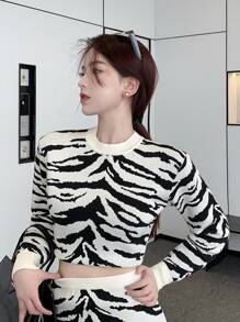 Sweater Crop Motif Garis Zebra - Hitam dan Putih - View 1