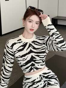Sweater Crop Motif Garis Zebra - Hitam dan Putih - View 3