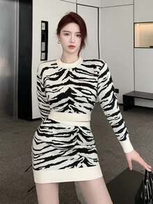 Sweater Crop Motif Garis Zebra - Hitam dan Putih - View 4