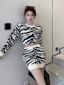 Sweater Crop Motif Garis Zebra - Hitam dan Putih - View 5