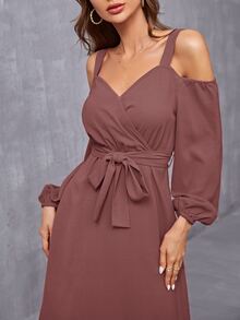 SHEIN Vestido con cinturón unicolor de hombros descubiertos - Rosa vieja - Ver 5