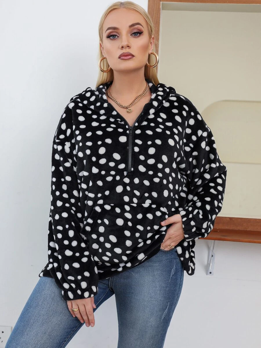 加大码达尔马提亚犬图案袋鼠口袋落肩法兰绒卫衣 - 黑與白 - 查看 1