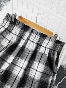 大碼格紋紙袋型腰粗花呢短褲 - 黑與白 - 查看 4