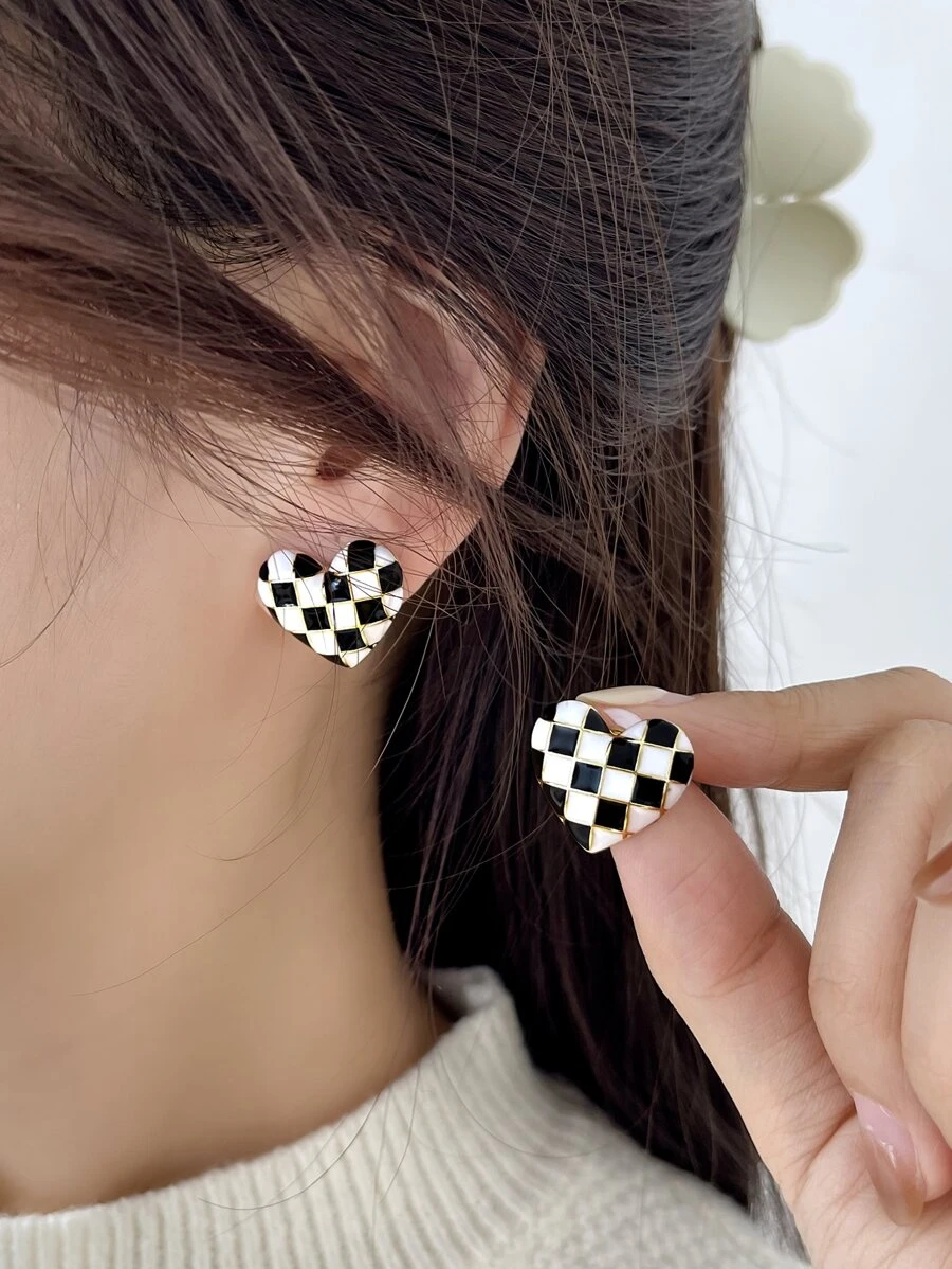 DAZY Plaid Pattern Heart Design Earrings - Black and White - View 1