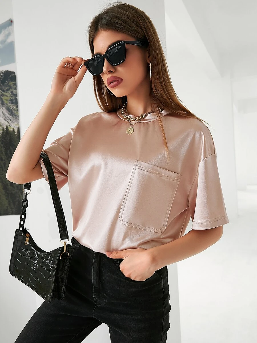 Mulvari 補丁貼口袋落肩袖緞面T恤 - 香檳色 - 查看 1