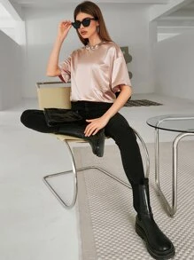 Mulvari 補丁貼口袋落肩袖緞面T恤 - 香檳色 - 查看 5