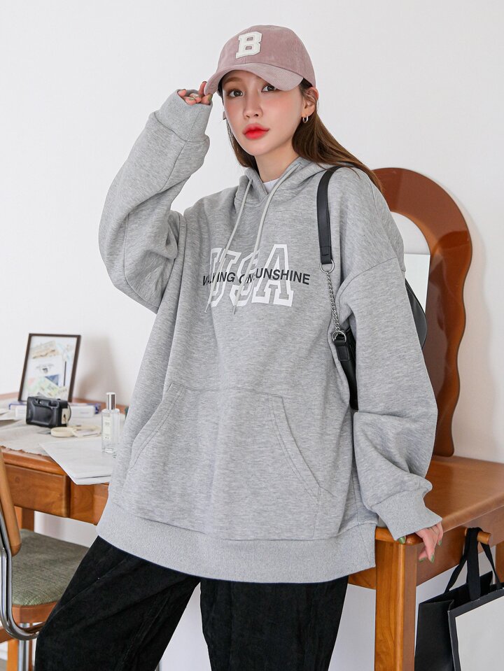 DAZY 文字グラフィック ドロップショルダー カンガルーポケット ドローストリ DAZY スローガングラフィック カンガルーポケット ドロップ