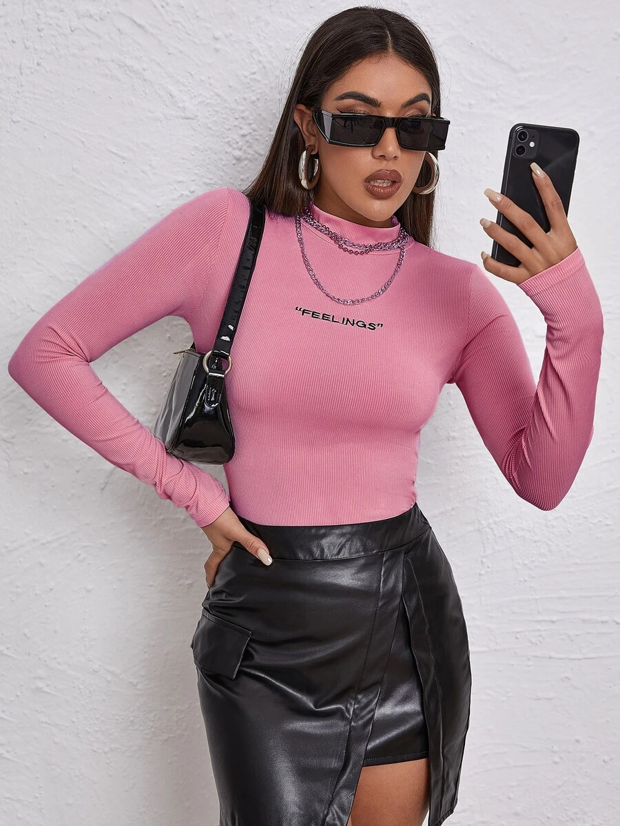 SHEIN Unity Camiseta tejida de canalé con bordado de letra de cuello alto - Rosa - Ver 1