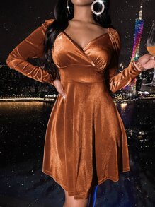 SHEIN SXY 交疊領絲絨A字連衣裙 - 棕色 - 查看 3