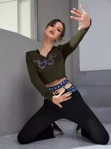 ROMWE PUNK Notch Neck Butterfly Print Lettuce Trim Crop Tee - Army Green - View 1