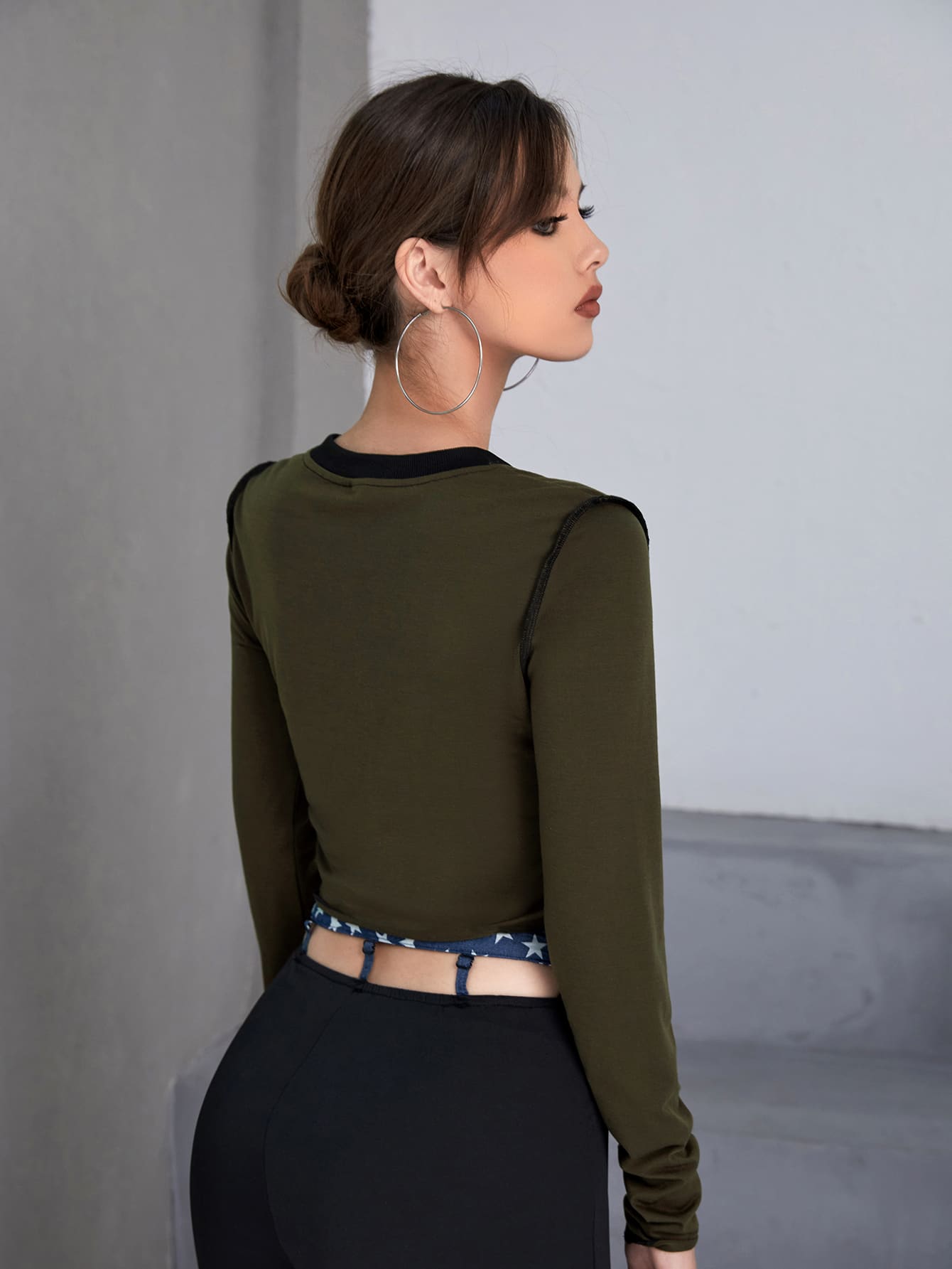 ROMWE PUNK Camiseta corta de cuello notch con estampado de mariposa ribete en forma de lechuga - Verde militar - Añade 2