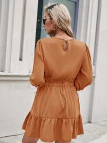 SHEIN Privé Vestido unicolor de espalda con abertura de ojo bajo con fruncido con diseño de botón - Marrón - Ver 2